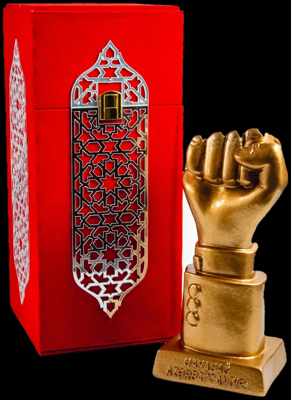 Qırmızı məxmər qutuda Dəmir Yumruq